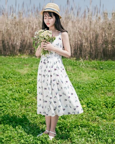 一条吊带裙多种穿法:性感妩媚抢尽风头 一条吊带裙多种穿法:性感妩媚抢尽风头