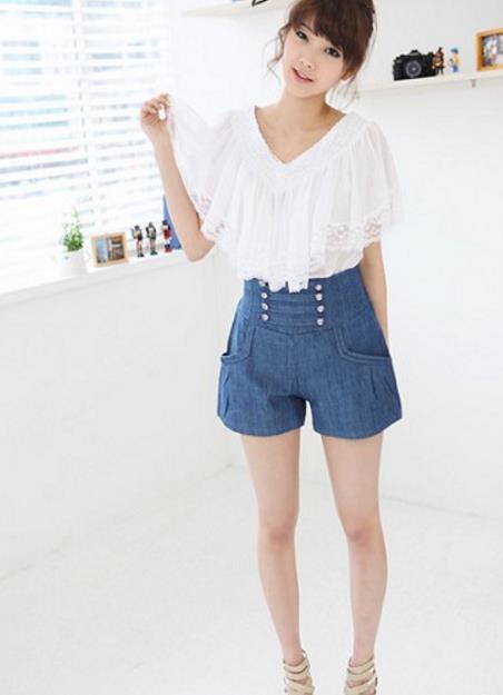 针织上衣搭配高腰短裤：夏日清爽搭