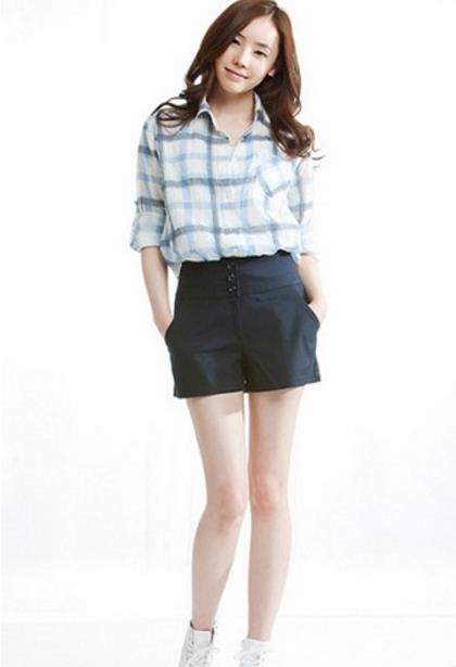 针织上衣搭配高腰短裤：夏日清爽搭