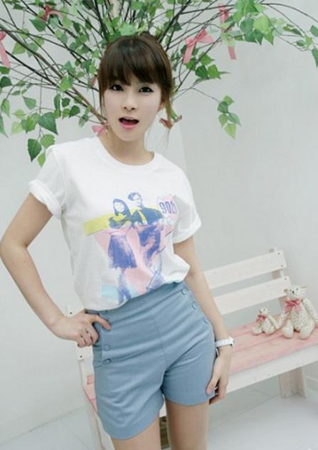 针织上衣搭配高腰短裤：夏日清爽搭