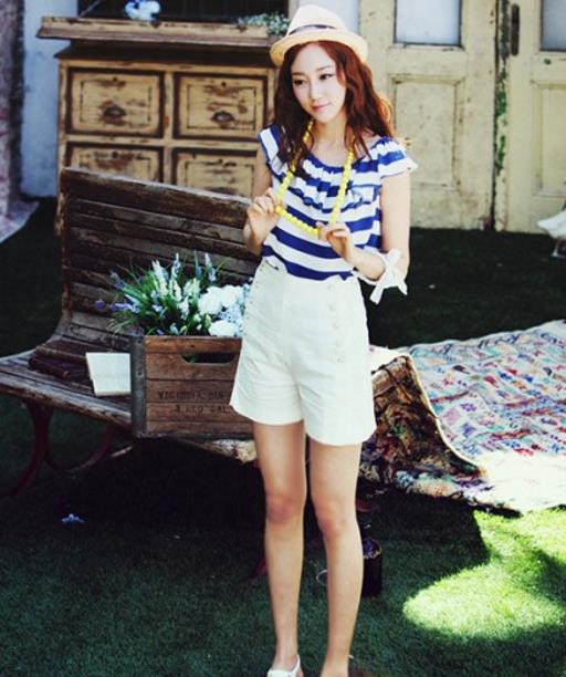 针织上衣搭配高腰短裤：夏日清爽搭