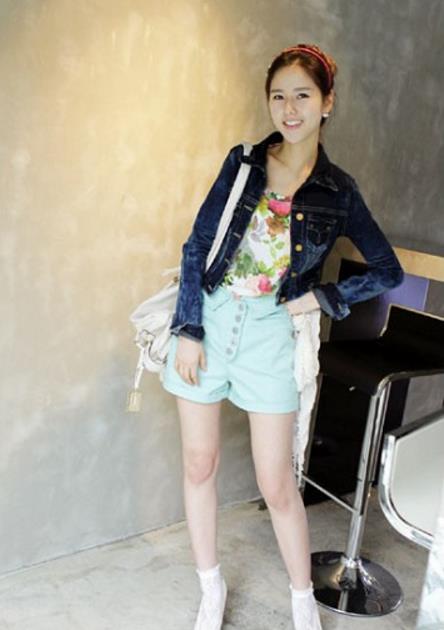 针织上衣搭配高腰短裤：夏日清爽搭