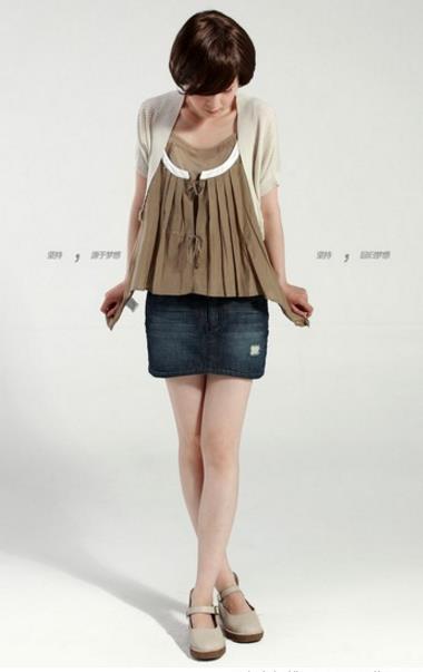 牛仔裙子怎么搭配上衣：搭出高挑身材