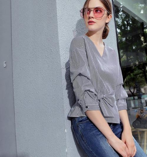 条纹撞色宽松衬衫裙怎么搭配：时尚衬衫裙推荐（图）