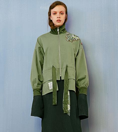 百褶裙搭配灯芯绒翻领短外套:演绎时尚甜美范(图) 百褶裙搭配灯芯绒翻领短外套:演绎时尚甜美范(图)