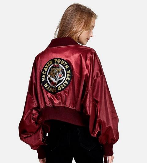 百褶裙搭配灯芯绒翻领短外套:演绎时尚甜美范(图) 百褶裙搭配灯芯绒翻领短外套:演绎时尚甜美范(图)