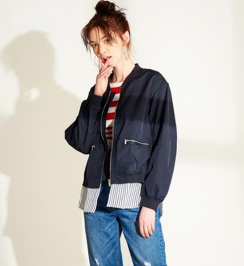 百褶裙搭配灯芯绒翻领短外套：演绎时尚甜美范（图）