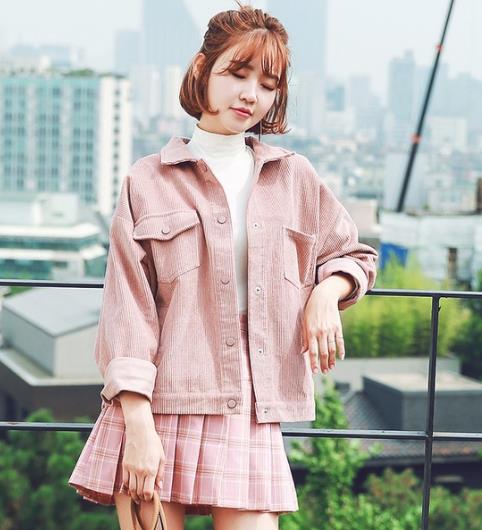 百褶裙搭配灯芯绒翻领短外套：演绎时尚甜美范（图）