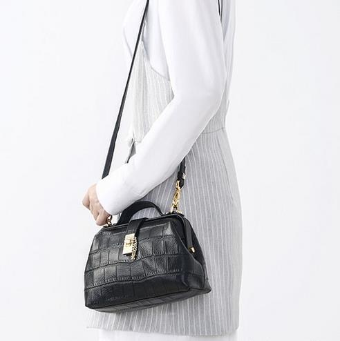 今年最流行拼接圆环小方包：简约精致小方包推荐（图）