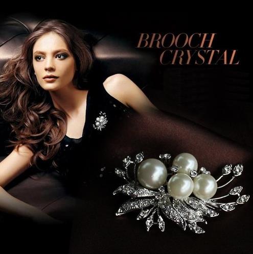 高贵典雅胸针搭配:时尚胸针彰显性感女人味(图) 高贵典雅胸针搭配:时尚胸针彰显性感女人味(图)