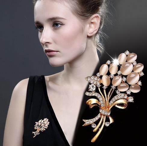 高贵典雅胸针搭配：时尚胸针彰显性感女人味（图）