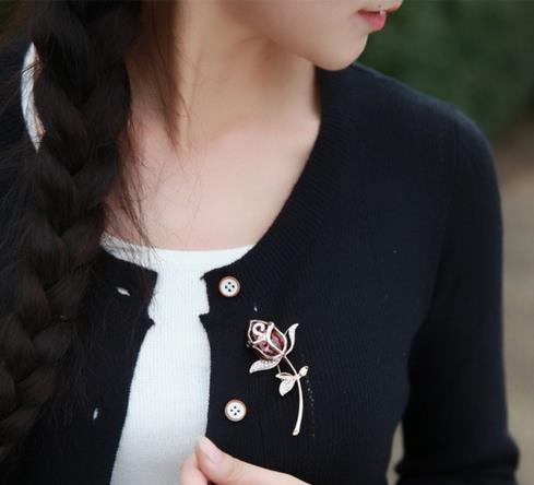 高贵典雅胸针搭配：时尚胸针彰显性感女人味（图）