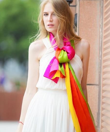 印花雪纺纱巾搭配:6款丝巾搭出高档轻奢范儿 印花雪纺纱巾搭配:6款丝巾搭出高档轻奢范儿