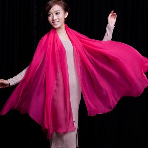 印花雪纺纱巾搭配:6款丝巾搭出高档轻奢范儿 印花雪纺纱巾搭配:6款丝巾搭出高档轻奢范儿