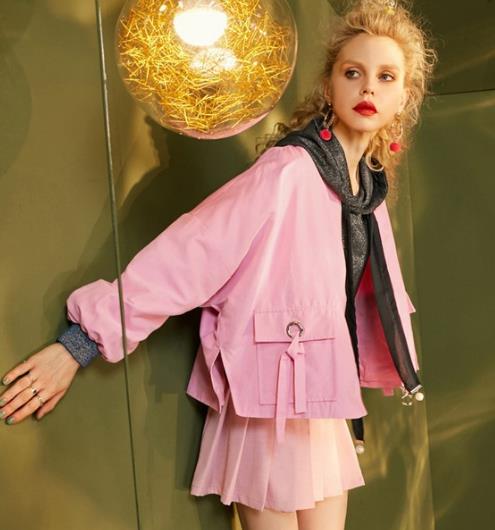 秋季夹克外套最实用：宽松短外套穿出娇俏与甜美