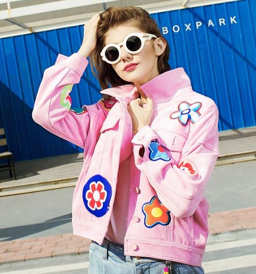 秋季夹克外套最实用：宽松短外套穿出娇俏与甜美