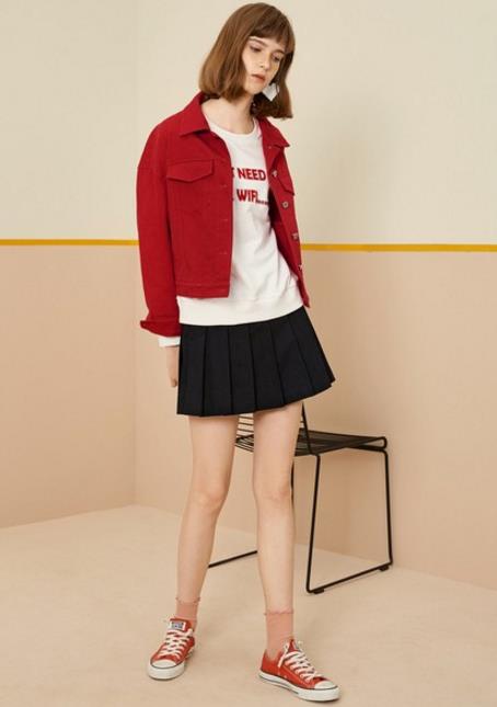 秋季夹克外套最实用：宽松短外套穿出娇俏与甜美