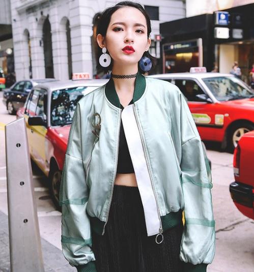 秋季夹克外套最实用：宽松短外套穿出娇俏与甜美