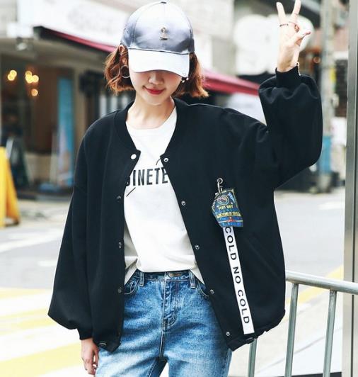 秋季夹克外套最实用：宽松短外套穿出娇俏与甜美