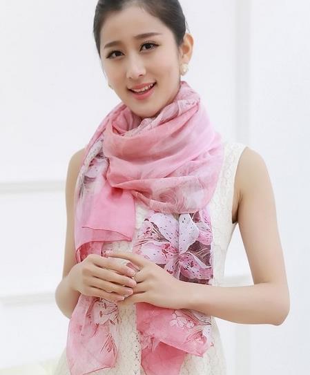 印花雪纺纱巾搭配:6款丝巾搭出高档轻奢范儿 印花雪纺纱巾搭配:6款丝巾搭出高档轻奢范儿