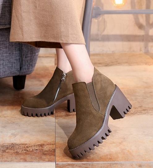 这样的短靴于秋冬得来一双：尖头粗跟裸靴推荐（图）