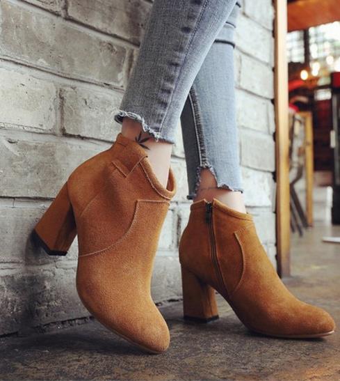 这样的短靴于秋冬得来一双：尖头粗跟裸靴推荐（图）