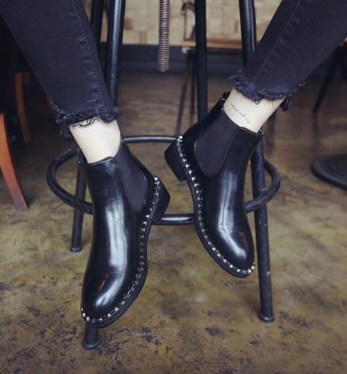 这样的短靴于秋冬得来一双：尖头粗跟裸靴推荐（图）