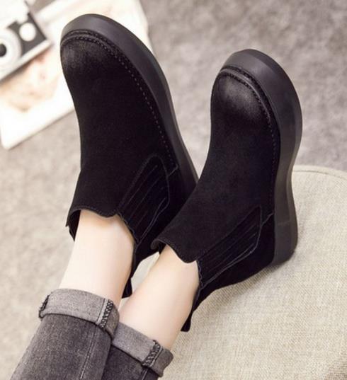 这样的短靴于秋冬得来一双：尖头粗跟裸靴推荐（图）