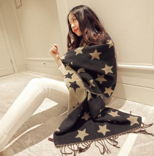 秋冬围巾的多种系法:6款长方形流苏围巾搭配(图) 秋冬围巾的多种系法:6款长方形流苏围巾搭配(图)