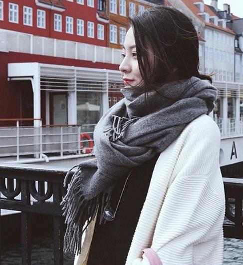 秋冬围巾的多种系法:6款长方形流苏围巾搭配(图) 秋冬围巾的多种系法:6款长方形流苏围巾搭配(图)