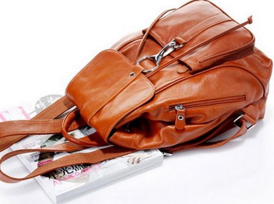 卡通压花方形双肩包搭配:减龄神器推荐 卡通压花方形双肩包搭配:减龄神器推荐