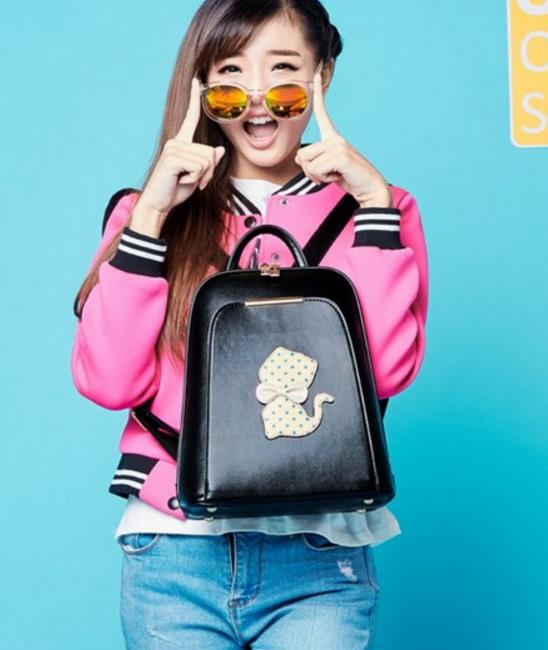 卡通压花方形双肩包搭配:减龄神器推荐 卡通压花方形双肩包搭配:减龄神器推荐