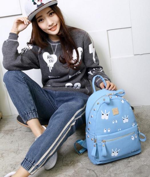 卡通压花方形双肩包搭配:减龄神器推荐 卡通压花方形双肩包搭配:减龄神器推荐