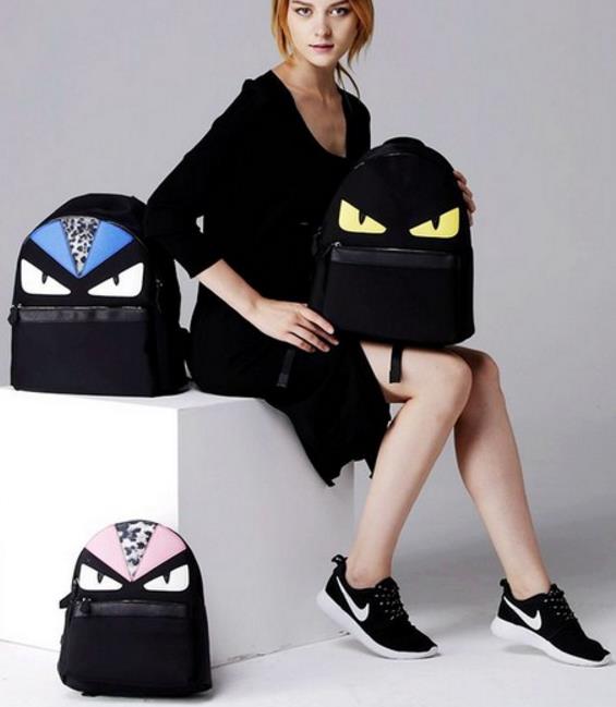 卡通压花方形双肩包搭配:减龄神器推荐 卡通压花方形双肩包搭配:减龄神器推荐