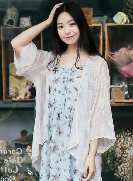 半身裙搭配棉麻绣花衬衫：经典气质文艺范