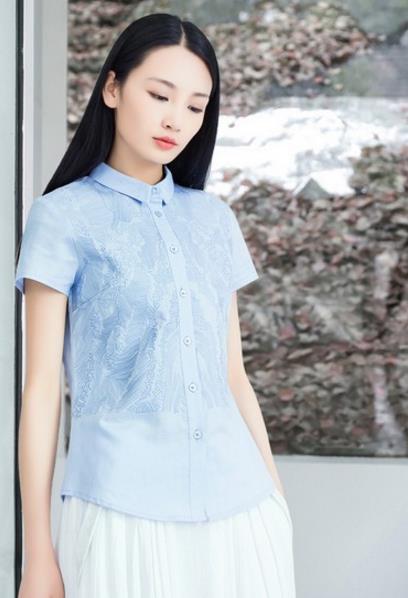 半身裙搭配棉麻绣花衬衫:经典气质文艺范 半身裙搭配棉麻绣花衬衫:经典气质文艺范