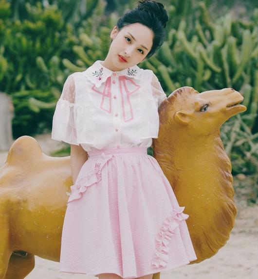 半身裙搭配棉麻绣花衬衫:经典气质文艺范 半身裙搭配棉麻绣花衬衫:经典气质文艺范