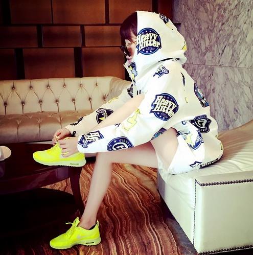 蜕变氧气美女要有的神器：高领刺绣卫衣两件套（图）