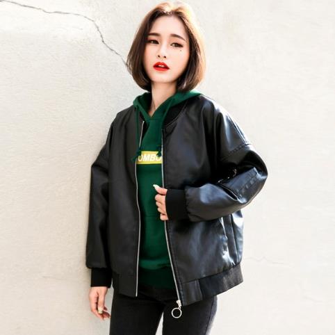 宽松落肩PU皮棒球服怎么搭配才能不失休闲范儿（图）
