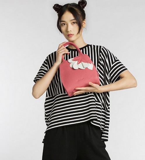 今年巨流行流苏铆钉小包搭配：彰显女性知性优雅