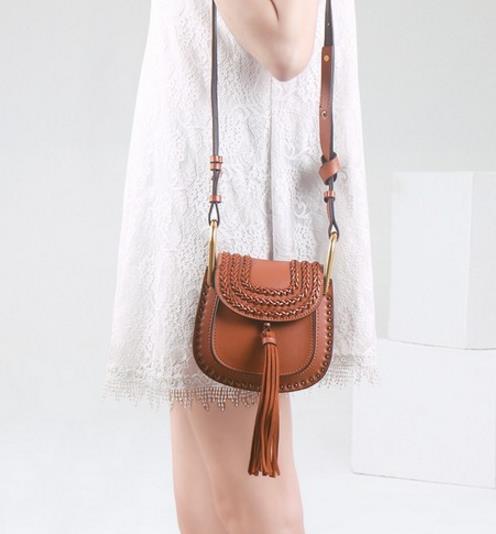今年巨流行流苏铆钉小包搭配：彰显女性知性优雅
