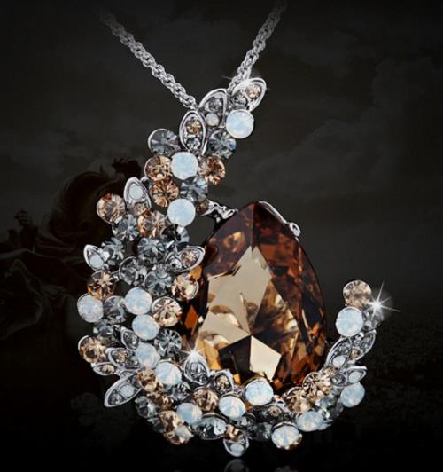 今年最流行串珠毛衣链搭配：时尚百搭毛衣链分享