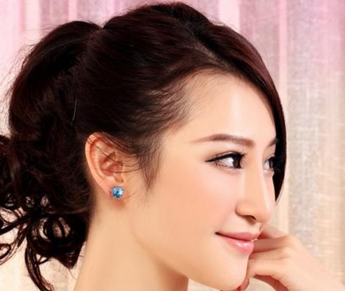 做个精致的女人从小细节开始：时尚镶钻花形耳钉