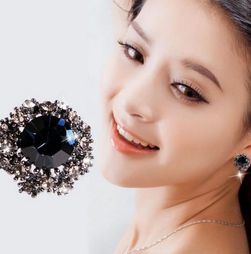 做个精致的女人从小细节开始：时尚镶钻花形耳钉