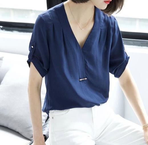 休闲裤搭配V领桑蚕丝T恤:营造出轻奢美感 休闲裤搭配V领桑蚕丝T恤:营造出轻奢美感