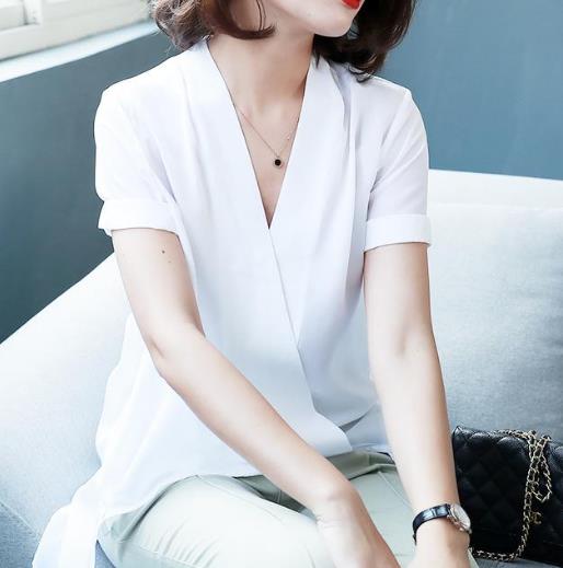 休闲裤搭配V领桑蚕丝T恤:营造出轻奢美感 休闲裤搭配V领桑蚕丝T恤:营造出轻奢美感