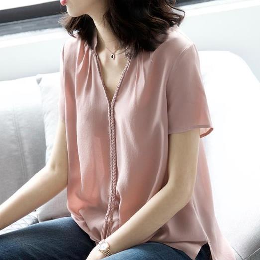 休闲裤搭配V领桑蚕丝T恤:营造出轻奢美感 休闲裤搭配V领桑蚕丝T恤:营造出轻奢美感