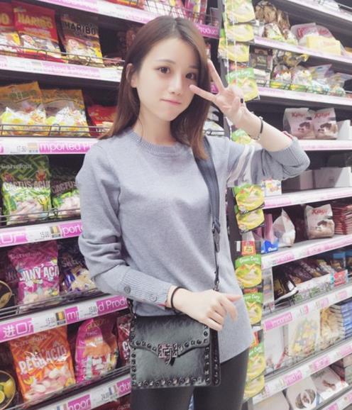 小方包才能彰显女人味：真皮蛇纹小方包分享（图）