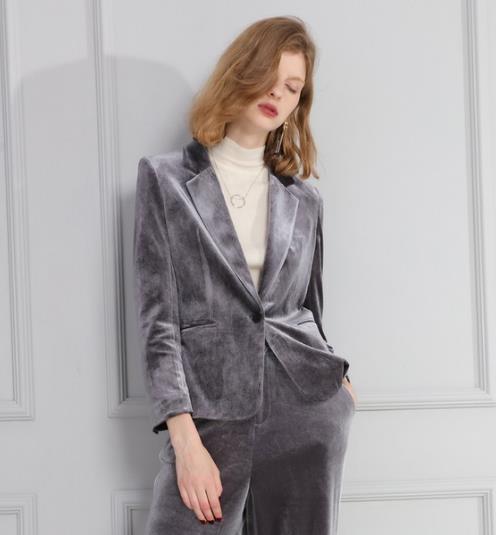 今年秋日最时髦搭配：时尚帅气金丝绒修身西服推荐