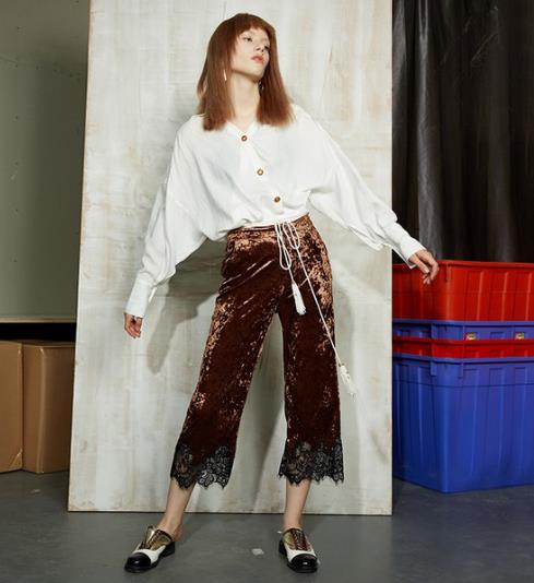 2017秋冬最流行学院风丝绒背带短裙:青春减龄(图) 2017秋冬最流行学院风丝绒背带短裙:青春减龄(图)